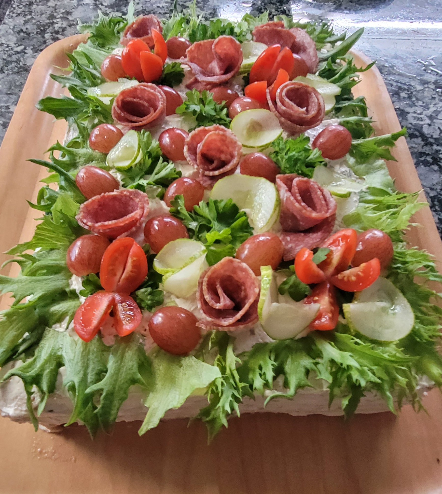 Kinkku-metwursti voileipäkakku