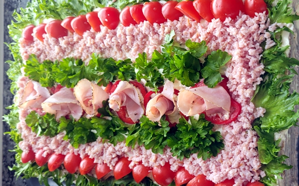 Kinkku-metwursti voileipäkakku