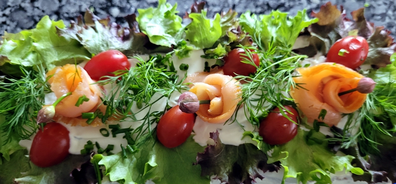 Lohi-katkarapu voileipäkakku