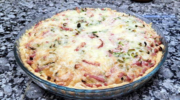 Kinkku-purjo piirakka