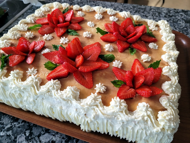 Mansikka-kinuski täytekakku